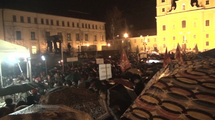 Pedagógusok, diákok és szülők tüntettek Miskolcon